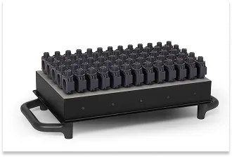 Platforma robocza drukarki 3D SLA gęsto wypełniona serią identycznych komponentów technicznych, ilustrująca produkcję niskoseryjną.