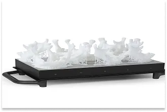 Biały prototyp o bardzo złożonej, organicznej geometrii, wydrukowany z żywicy SLA, na platformie roboczej ze strukturami podporowymi