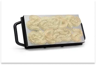 Seria precyzyjnych komponentów medycznych, np. nakładek stomatologicznych, wydrukowanych z przezroczystej żywicy w technologii SLA.