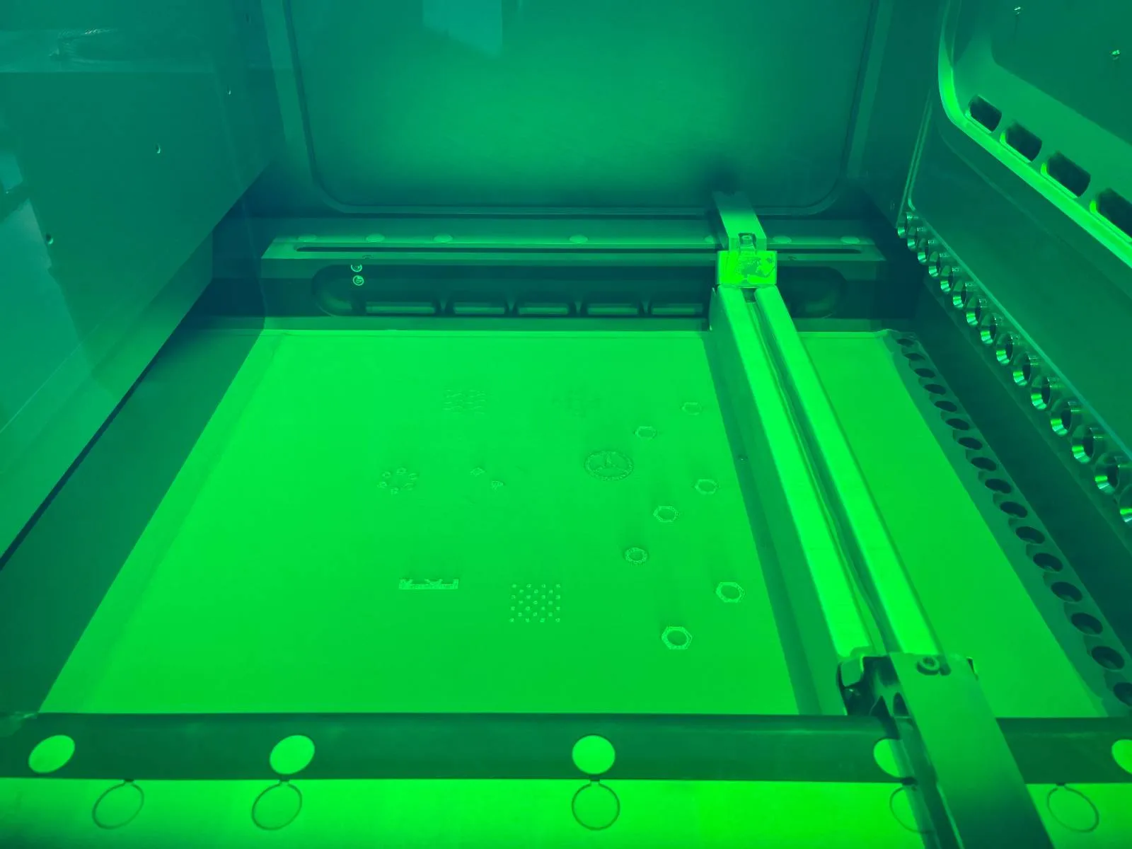 Proces topienia proszku metalicznego laserem w technologii LPBF podczas przemysłowego druku 3D w metalu