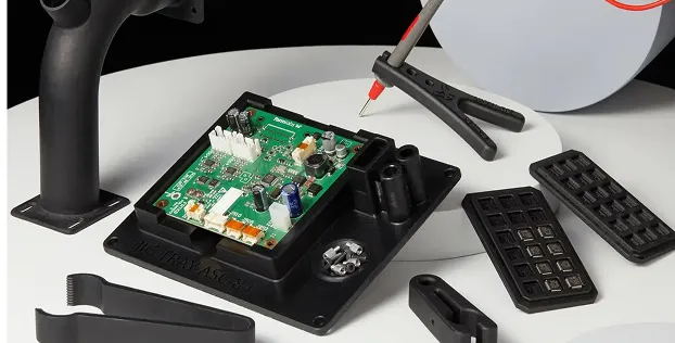 Stanowisko montażowe elektroniki z antystatycznymi przyrządami (Jigs & Fixtures) wydrukowanymi w 3D z żywicy ESD, w tym uchwytem na płytkę PCB.