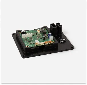 Płytka drukowana (PCB) z elektroniką zamontowana w czarnej obudowie wydrukowanej w 3D z antystatycznej żywicy ESD.