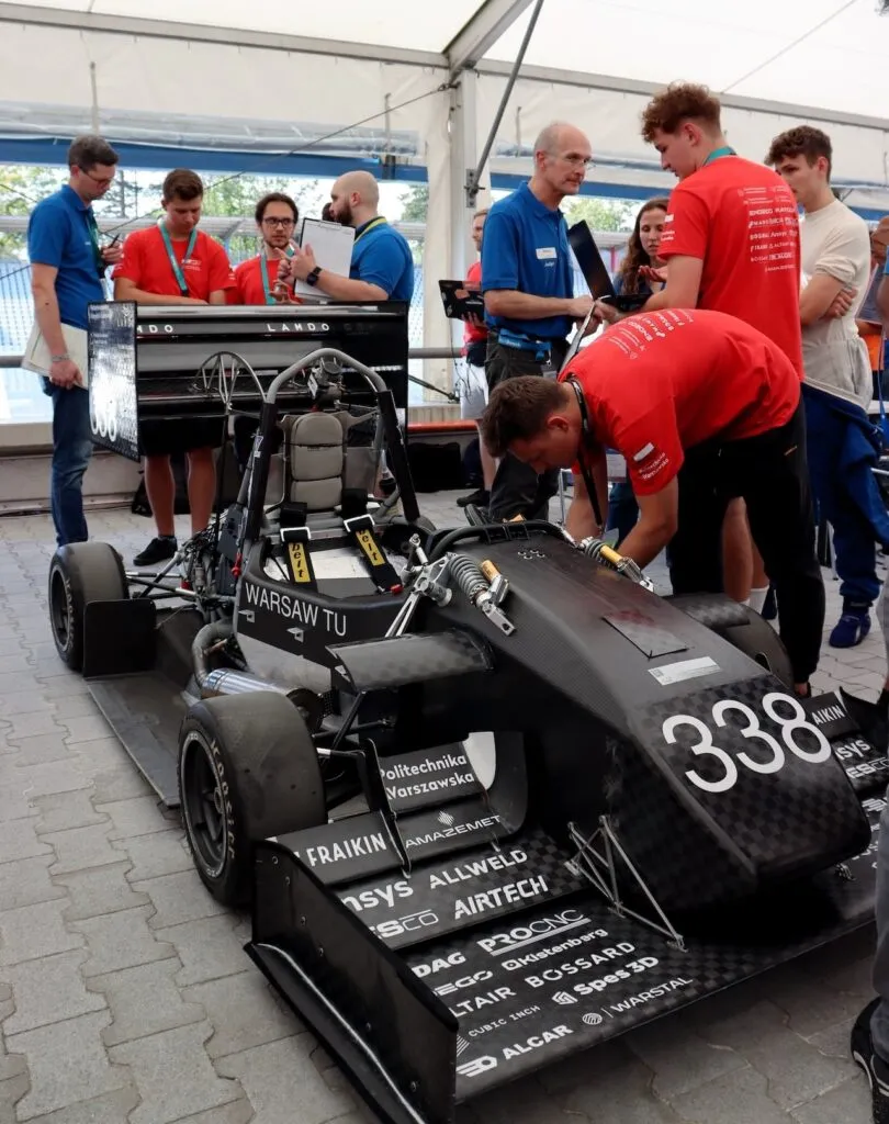 Gotowy bolid wyścigowy z zainstalowanymi komponentami z druku 3D.