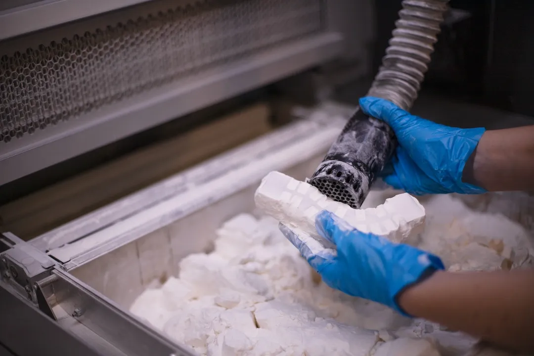 Oczyszczanie wydruku 3D z proszku PA12 - etap postprocessingu w technologii MJF w Spes3D.