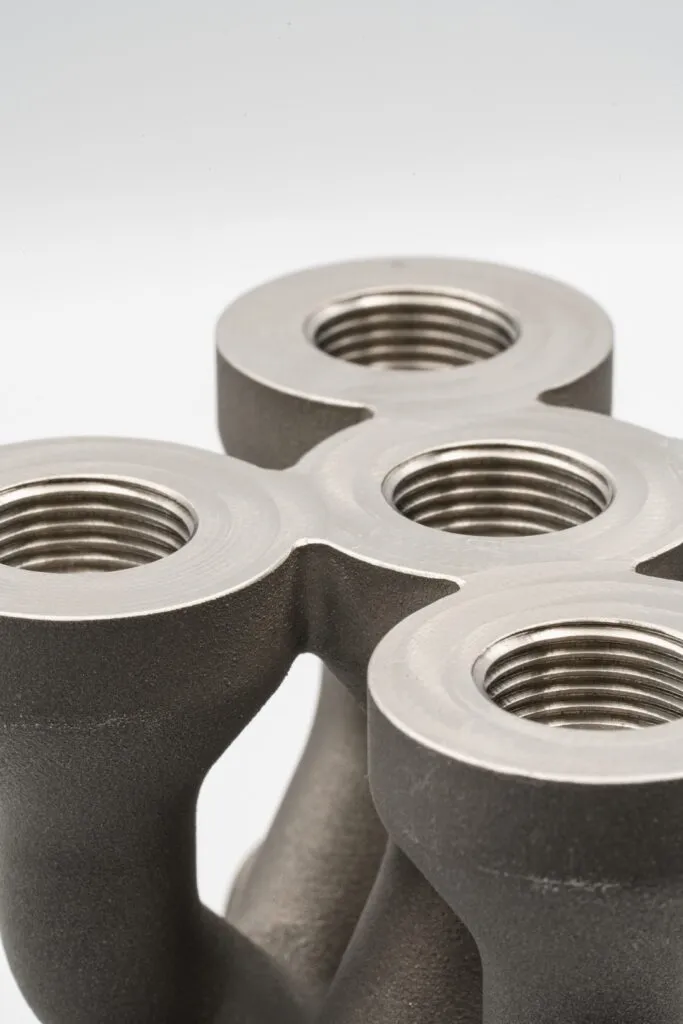 Detal z nagwintowanymi gniazdami - precyzyjny druk 3D z metalu LPBF (stal 316L) w Spes3D.