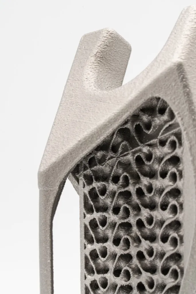Zbliżenie na widok struktury wewnętrznej przymiaru do przewodów paliwowych, wykonanego w technologii druku 3D z metalu (LPBF).
