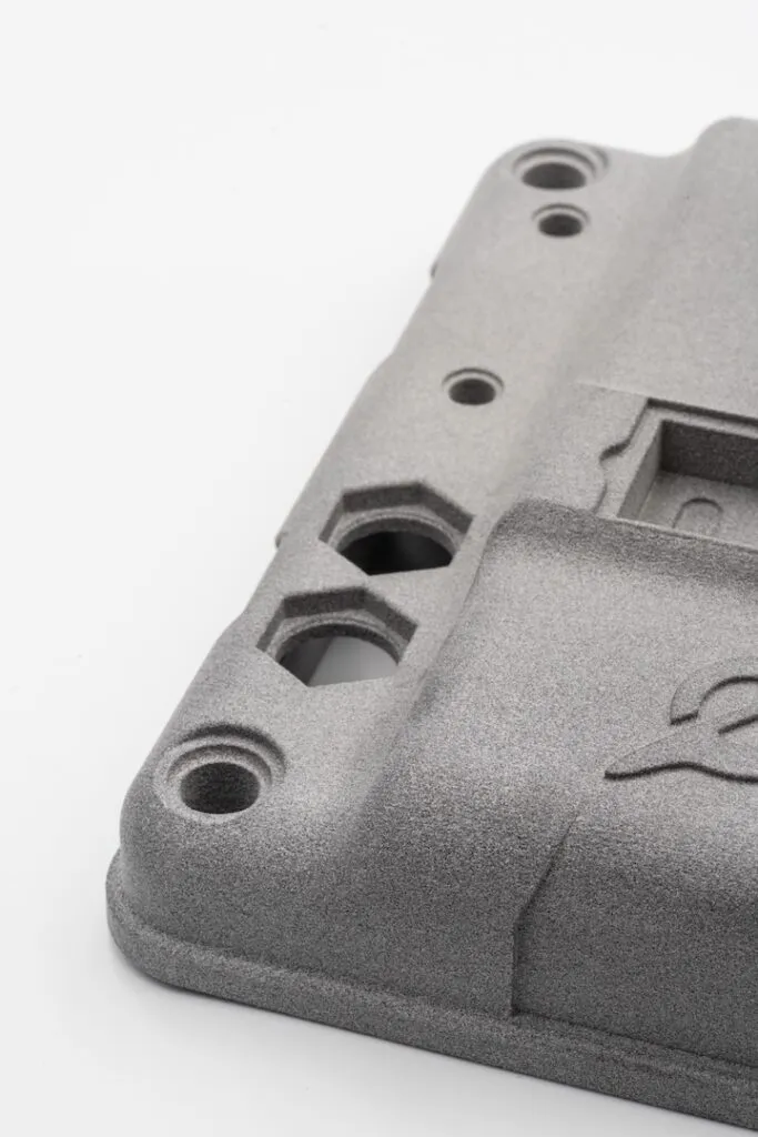 Druk 3D z polimeru obudowy baterii motocykla elektrycznego w technologii HP MJF w Spes3D we Wrocławiu.