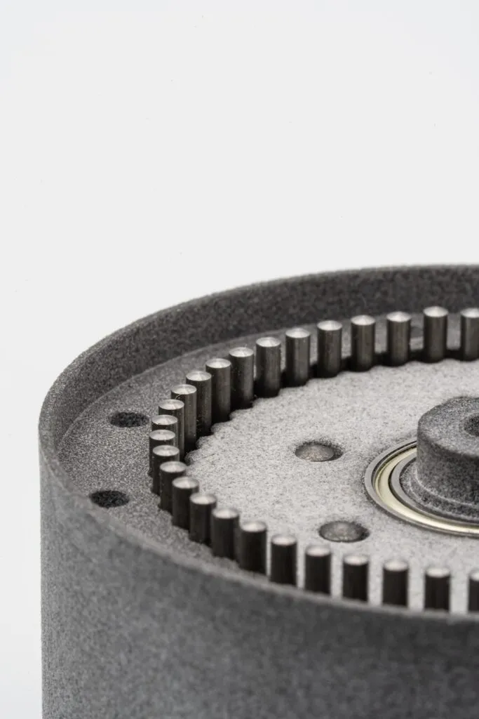 Złożony komponent mechaniczny z łożyskami - wydruk 3D MJF z poliamidu PA12 zintegrowany z częściami gotowymi.