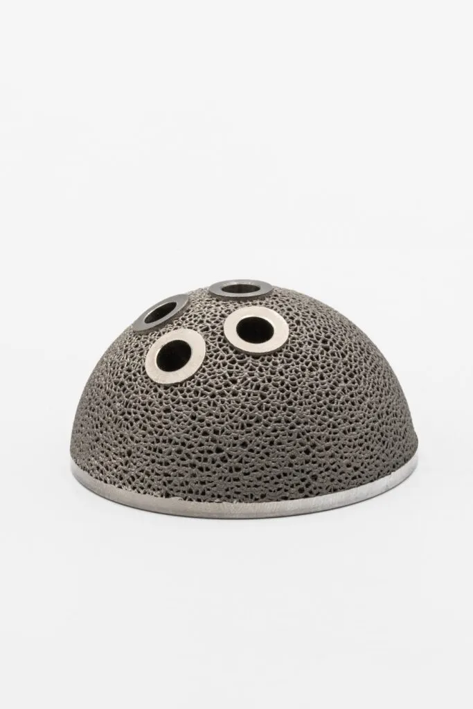 Porowaty element medyczny z tytanu wykonany w technologii druku 3D LPBF.