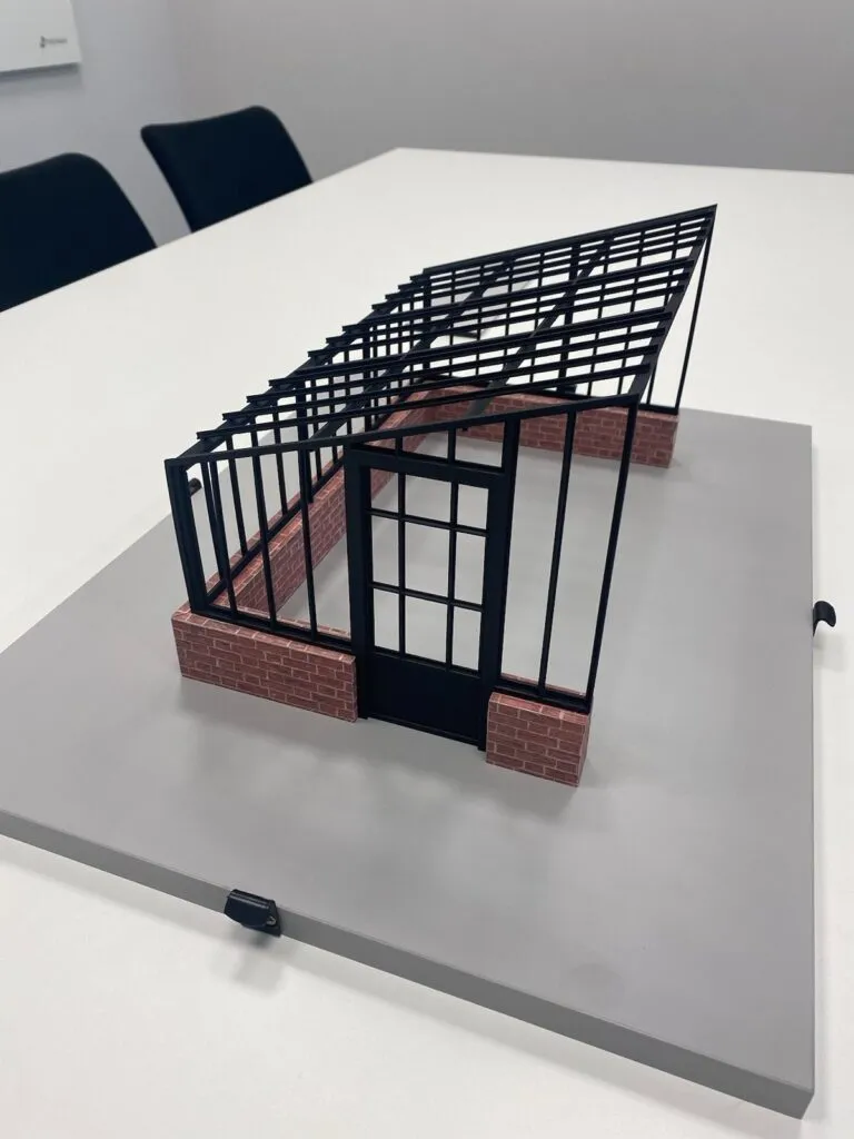 Zdjęcie makiety architektonicznej o nowoczesnej, pochyłej konstrukcji dachu i ceglanym wykończeniu, zrealizowanej metodą druku 3D w Spes3D.