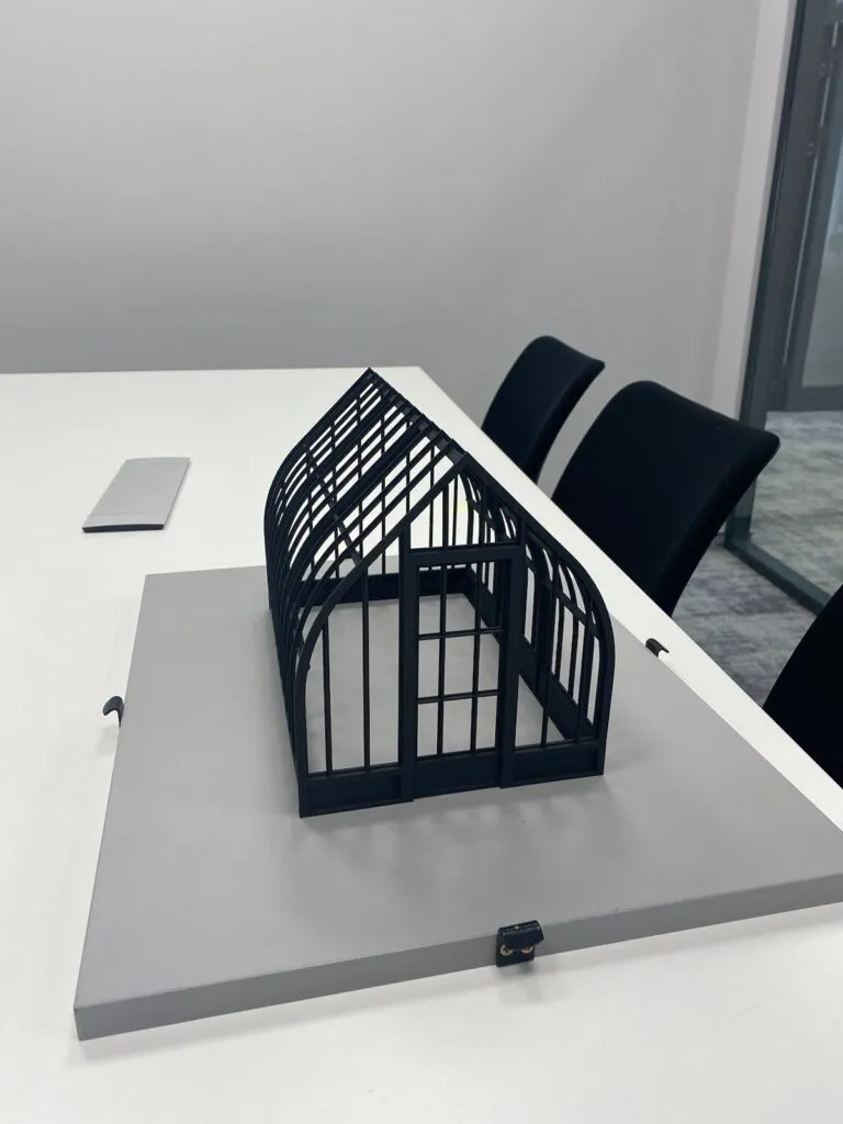 Model architektoniczny pawilonu z precyzyjnie oddaną strukturą dachu i przeszkleń, zrealizowany metodą druku 3D dla biura projektowego.