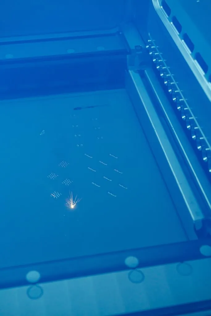 Proces druku 3D z metalu LPBF - laserowe stapianie warstw proszku w Spes3D.