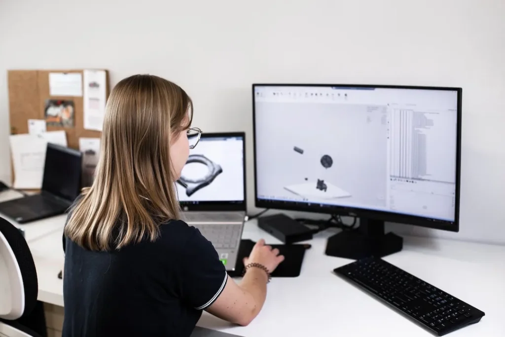 Pracownica pracowni Druku 3D - Spes3D przygotowuje projekt do wydruku.