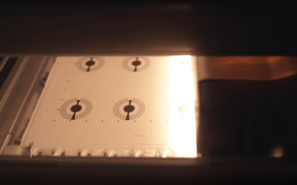 MJF vs SLS – porównanie technologii w&nbsp;przemysłowym druku 3D PA12